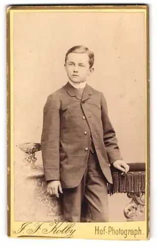 Fotografie J. F. Kolby, Zwickau i. S., Kaiser Wihlem-Platz 31, Hübscher Knabe im karierten Anzug
