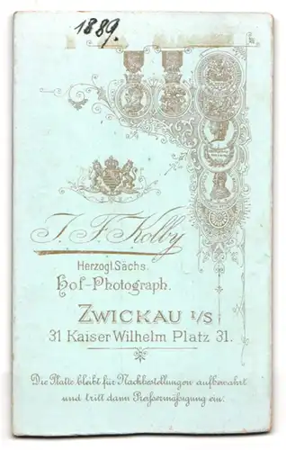 Fotografie J. F. Kolby, Zwickau i. S., Kaiser Wihlem-Platz 31, Hübscher Knabe im karierten Anzug