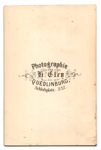 Fotografie H. Glen, Quedlinburg, Schlossplatz 212, Elegant gekleideter Herr mit Vollbart