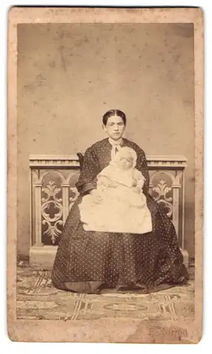 Fotografie Franz Korbel, Hall & Steyr, Junge Dame im Kleid mit einem Kleinkind