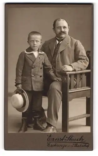 Fotografie Ernst Stautz, Eschwege, Bürgerlicher Herr mit kleinem Jungen