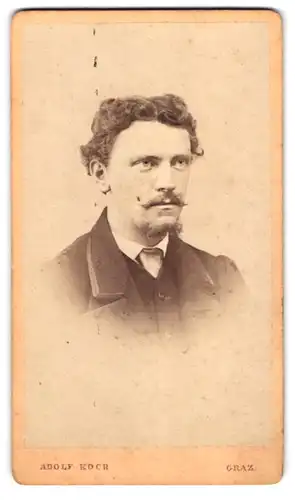 Fotografie Adolf Koch, Graz, Junger Herr in modischer Kleidung