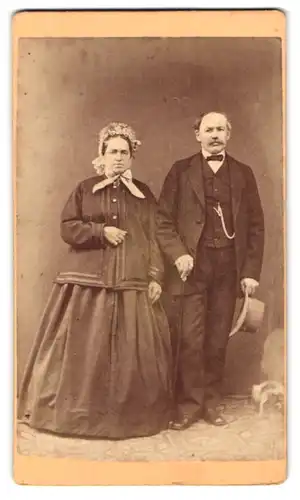 Fotografie unbekannter Fotograf und Ort, Bürgerliches Paar in hübscher Kleidung