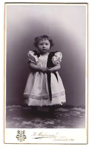 Fotografie J. Massing, Emmerich a. Rh., Kleines Mädchen im Kleid