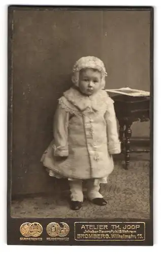 Fotografie Theodor Joop, Bromberg, Wilhelmstr. 15, Kleines Kind im Mantel