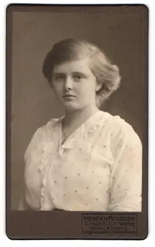 Fotografie Heinrich Petersen, Schleswig, Junge Dame mit moderner Frisur