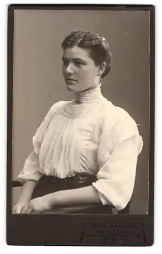 Fotografie Chr. Hansen, Schleswig, Lollfuss 98 b, Junge Dame in weisser Bluse