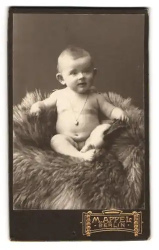 Fotografie M. Appel, Berlin, Nacktes Kleinkind sitzt auf einem Fell