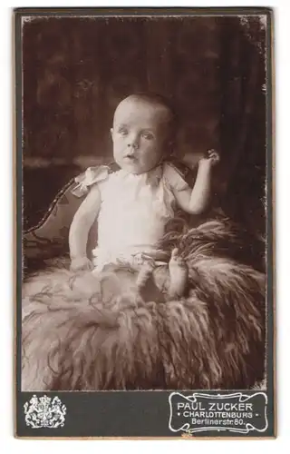 Fotografie Paul Zucker, Charlottenburg, Berlinerstr. 80, Süsses Kleinkind im Hemd mit nackigen Füssen