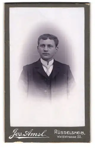 Fotografie Jos. Amsl, Rüsselsheim, Waldstrasse 22, Junger Herr im Anzug mit Krawatte