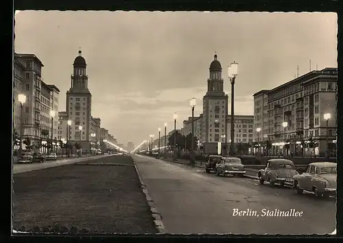 AK Berlin, die Stalinallee am Abend