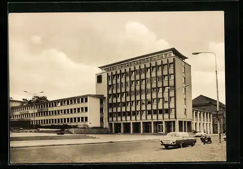 AK Suhl / Thür., Strassenpartie am Haus der Gewerkschaften