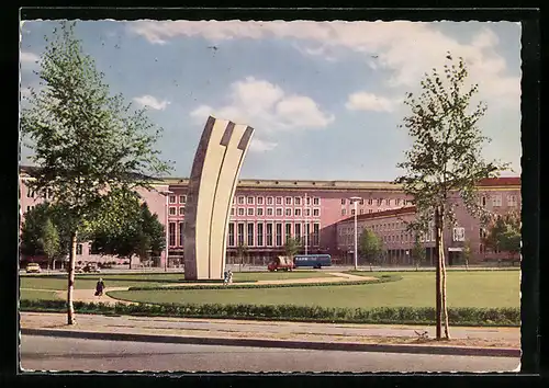 AK Berlin, Luftbrücken-Denkmal am Flughafen Tempelhof