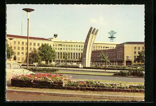AK Berlin-Tempelhof, Blick auf das Luftbrückendenkmal