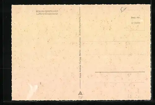 AK Berlin-Tempelhof, Blick auf das Luftbrückendenkmal