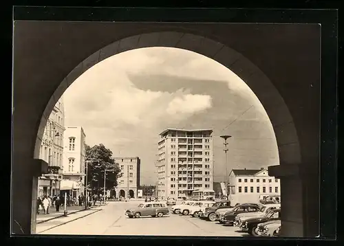 AK Rostock, Hochhaus am Ernst-Thälmann-Platz durch Tor