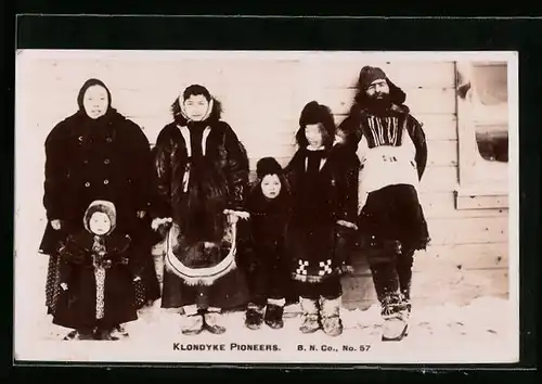 AK Klondyke Pioneers, Goldsucher in Winterkleidung