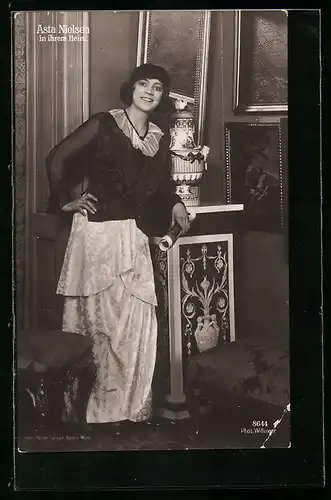 AK Schauspielerin Asta Nielsen in ihrem Heim