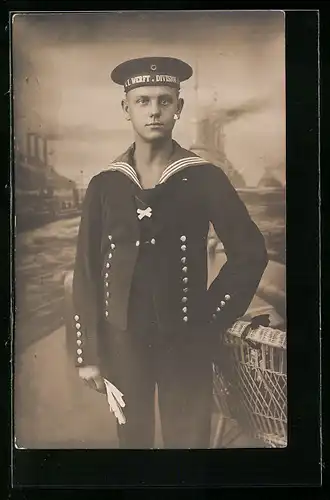 AK Uniformfoto, Matrose mit Mützenband I. Werft-Division