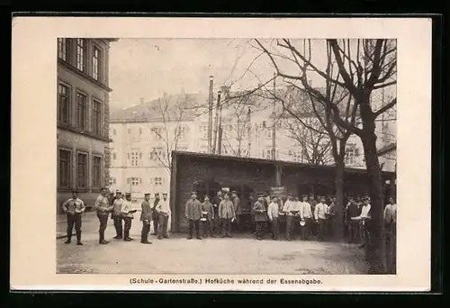 AK Karlsruhe, III. Landsturm-Infanterie Ers.-Btl. XIV-18, Schule Gartenstrasse / Hofküche, Essensausgabe