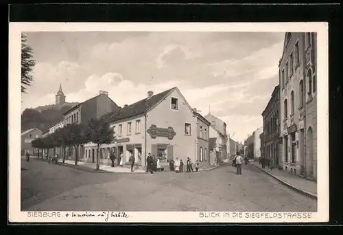 AK Siegburg, Blick in die Siegfeldstrasse, mit Geschäftshaus und Passanten