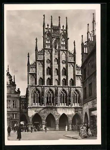 AK Münster i. W., Rathaus mit Strasse und Passanten