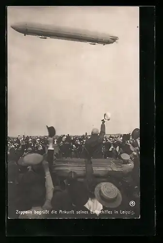 AK Leipzig, Graf Zeppelin und Schaulustige begrüssen die Ankunft seines Luftschiffes