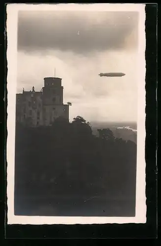 Foto-AK Heidelberg, Zeppelin über dem Schloss