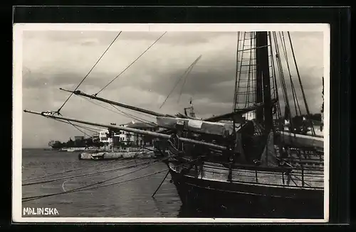 AK Malinska, Hafenpartie mit Segelschiffen