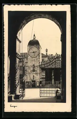 AK Trogir, Blick durch ein Tor auf Uhrturm