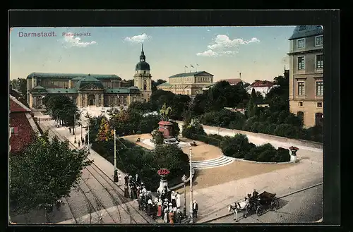 AK Darmstadt, Paradeplatz mit Strasse und Passantengruppe, von oben gesehen