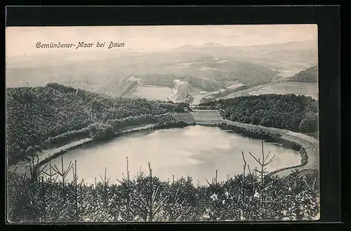 AK Daun /Eifel, Gemündener-Maar mit Ortsansicht