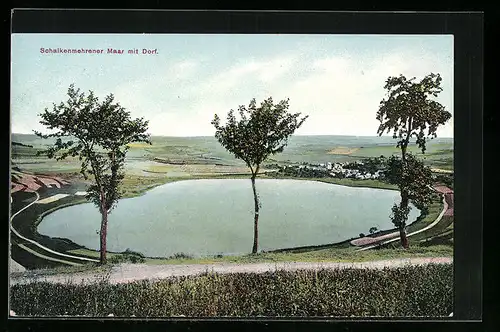 AK Schalkenmehren, Schalkenmehrener Maar mit Dorf