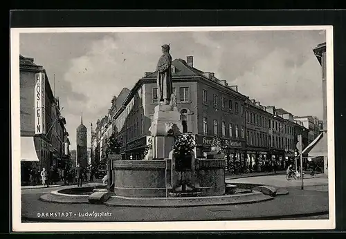 AK Darmstadt, Ludwigsplatz mit Geschäften und Brunnen