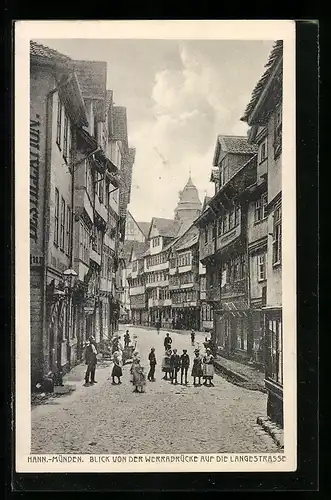 AK Hann.-Münden, Blick von der Werrabrücke auf die Langestrasse, mit Kindergruppe