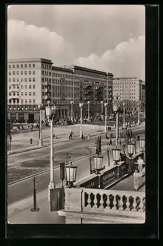 AK Berlin, Fussgänger in der Stalinallee
