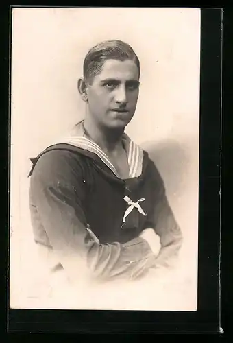 Foto-AK Matrose eines Kriegsschiffs in Uniform
