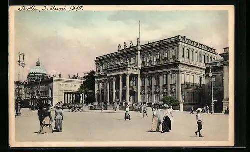 AK Berlin, Passanten vor dem Kronprinzenpalais