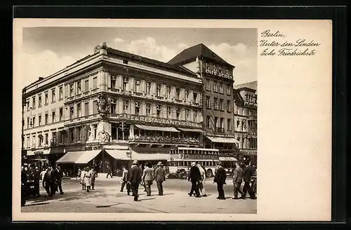 AK Berlin, Passanten Unter den Linden, Ecke Friedrichstrasse, Cafe Schön