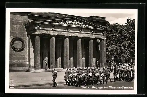 AK Berlin, Aufziehen der Wache am Ehrenmal