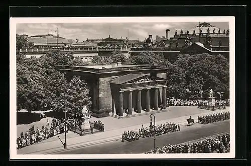 AK Berlin, Aufzug der Wache vor dem Ehrenmal