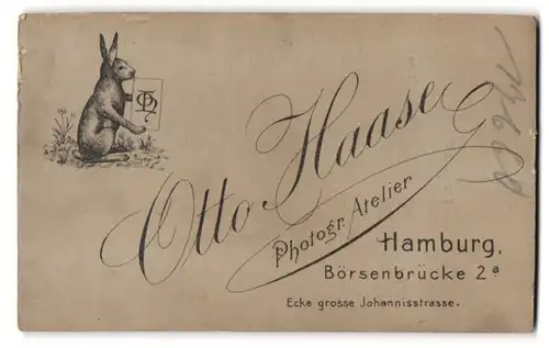 Fotografie Otto Haase, Hamburg, Börsenbrücke 2a, Hase hält Schild mit Monogramm des Fotografen