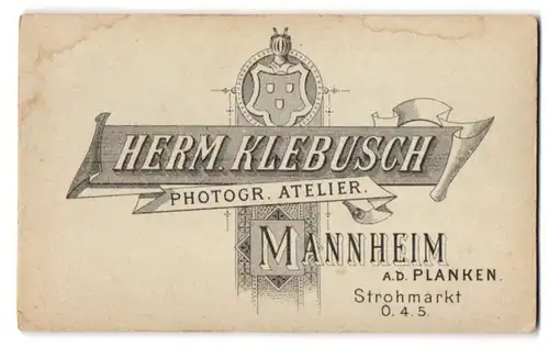 Fotografie Herm. Klebusch, Mannheim, a. d. Planken, Wappen mit Ritterhelm über Anschrift des Ateliers