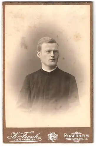 Fotografie K. Frank, Rosenheim, Pfarrer Jakob Huber aus dem Kloster Baumburg im Talar, 1905