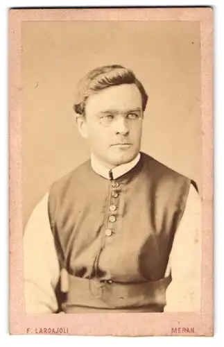 Fotografie F. Largajoli, Meran, junger italienischer Geistlicher im Talar