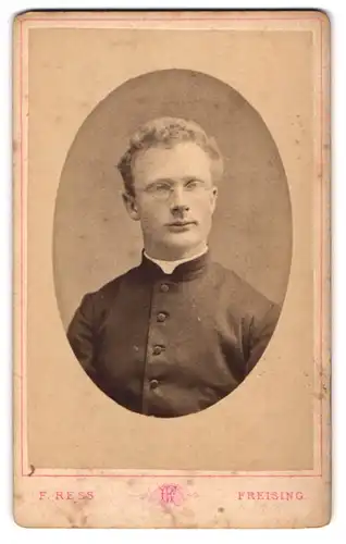 Fotografie F. Ress, Freising, Pastor Lorenz Gallinger aus St. Veit im Talar, 1880