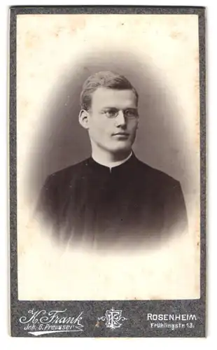 Fotografie K. Frank, Rosenheim, bayrischer Pfarrgehilfen Jakob Huber vom Kloster Baumburg, 1905