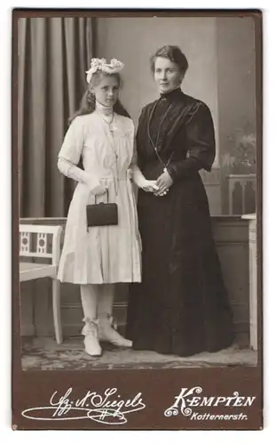 Fotografie F. X. Siegel, Kempten, Mutter mit ihrer Tochter im Kommunionskleid, Kopfschmuck
