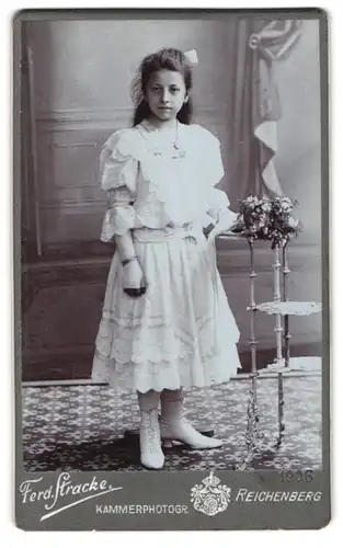Fotografie Ferd. Stracke, Reichenberg, junges Mädchen zur Konfirmation im weissen Kleid