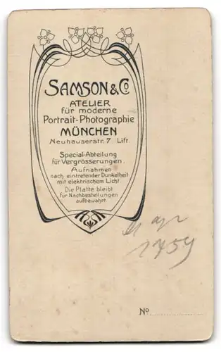 Fotografie Samsons & Co., München, junger Knabe im Anzug mit Kommunionskerze